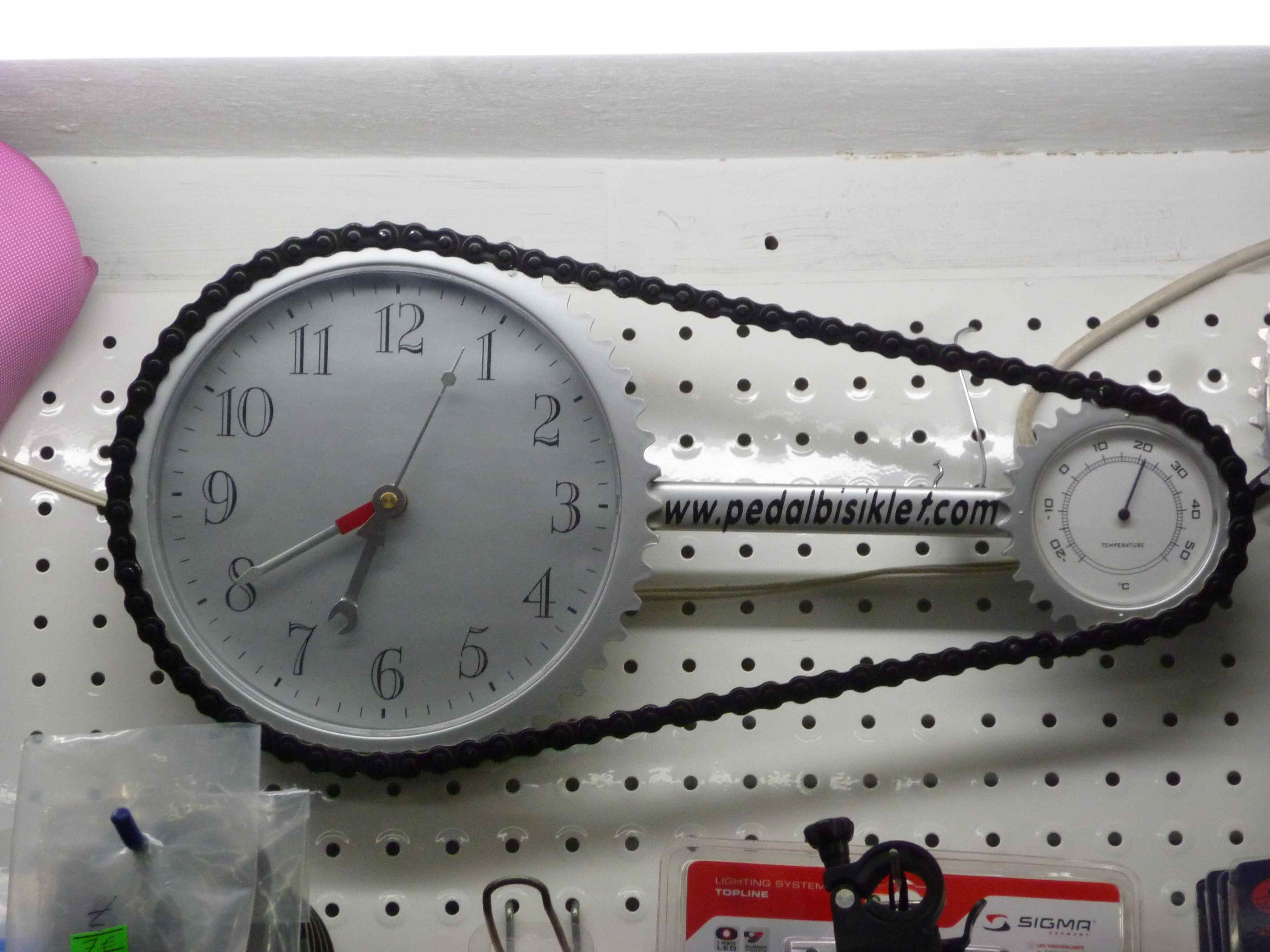 Any genuine bike shop should have a clock like this :-)