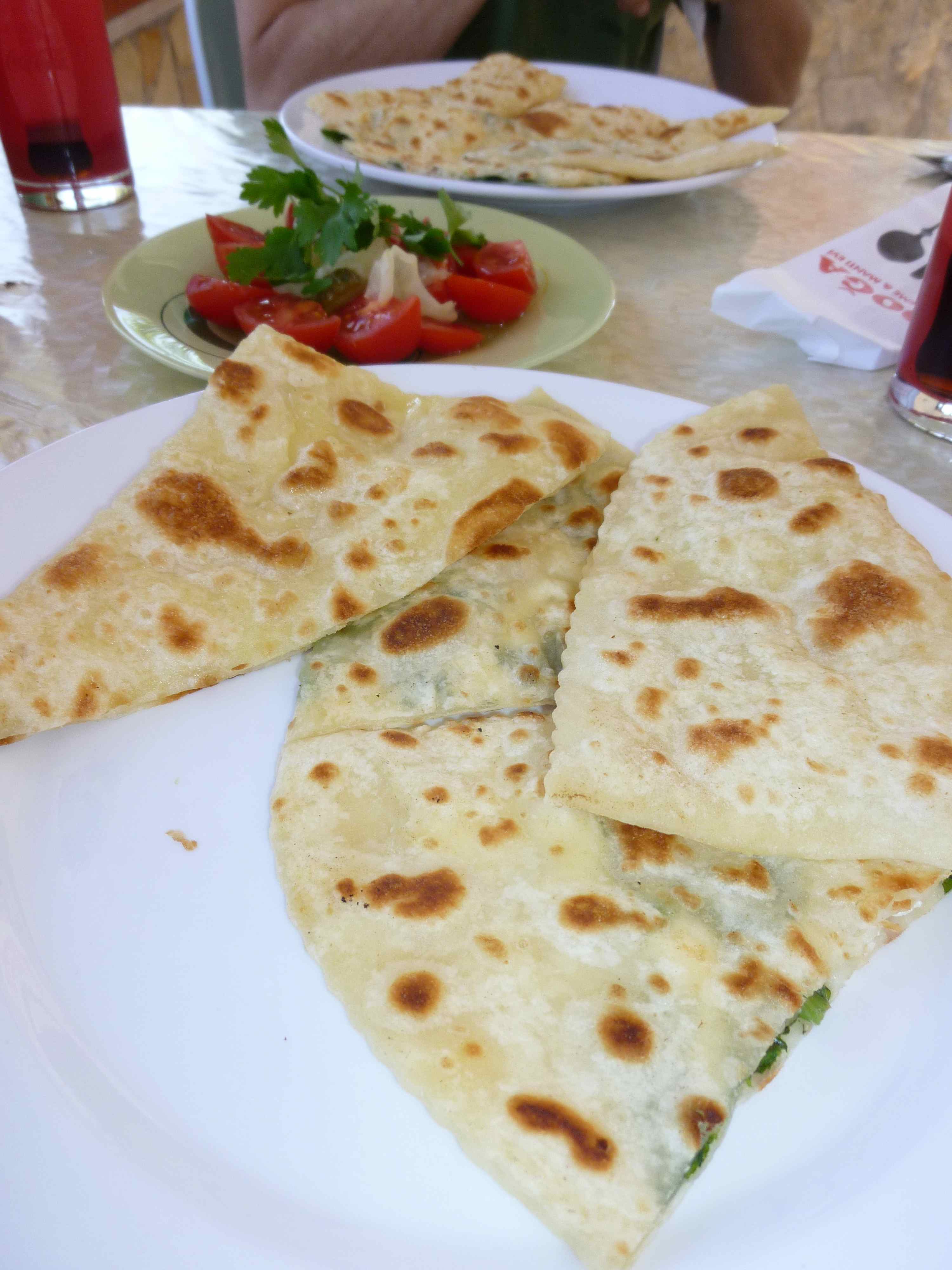 อาหารกลางวันเบา ๆ จานนี้เรียกว่า กืซเลอเม่ Gözelme คือขนมปังแผ่นบาง ๆ ใส่ไส้มันฝรั่งหรือชีส